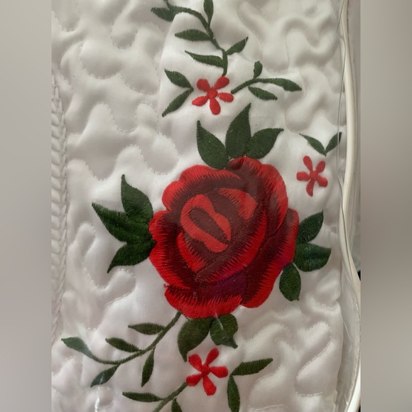 New Red Roses White Satin Embroidered Quilted Bedspread Full Double - Picture 9 of 16
